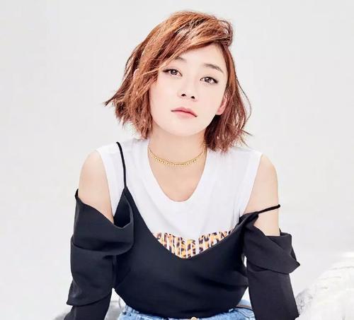 如何打造时尚斜刘海发型（从零开始，教你一步步获得完美刘海造型）